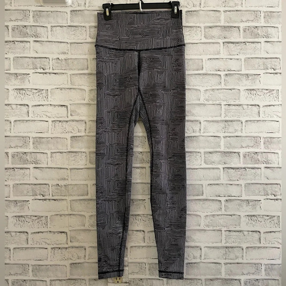 LULULEMON Wunder Under Maze High rise black/white Leggings Size 6 EUC - Picture 2 of 5